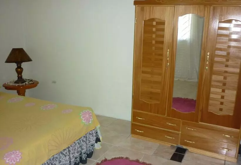 تختخواب و صبحانه East Bay Villas