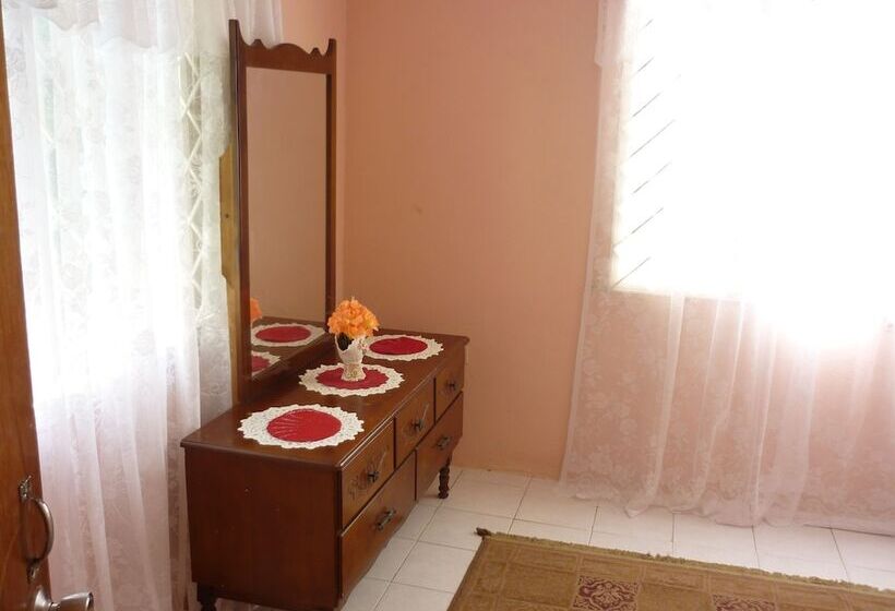 تختخواب و صبحانه East Bay Villas