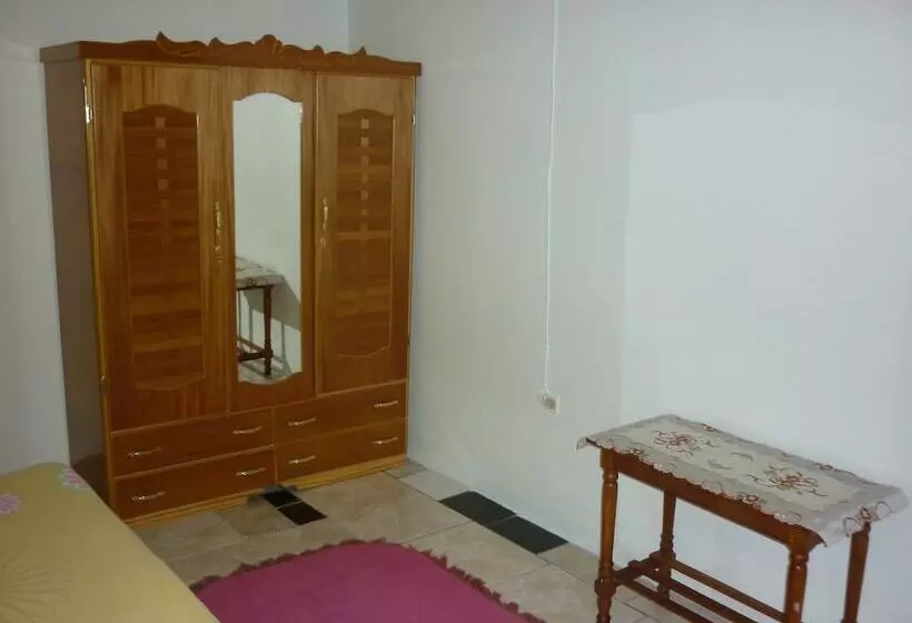 تختخواب و صبحانه East Bay Villas