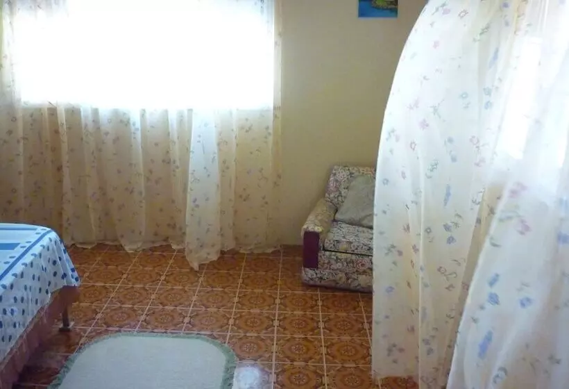 تختخواب و صبحانه East Bay Villas