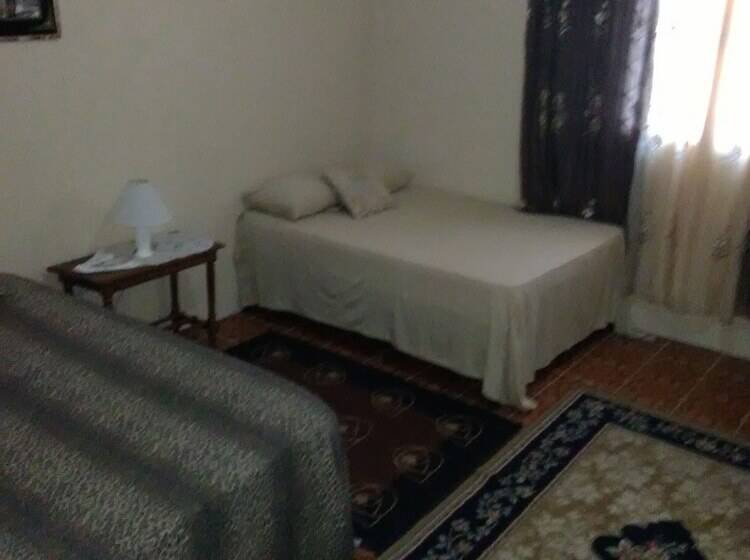 تختخواب و صبحانه East Bay Villas