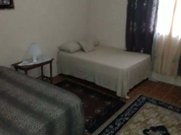 تختخواب و صبحانه East Bay Villas