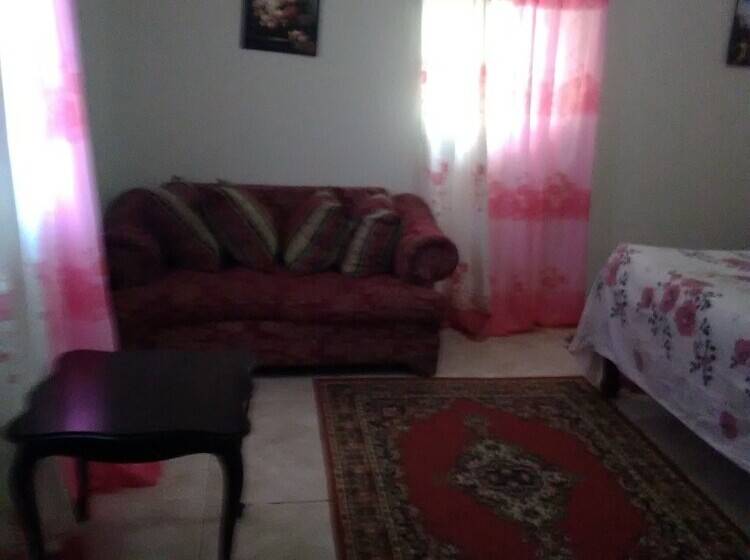 تختخواب و صبحانه East Bay Villas