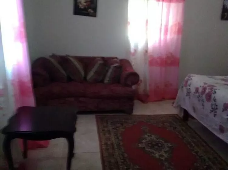 تختخواب و صبحانه East Bay Villas