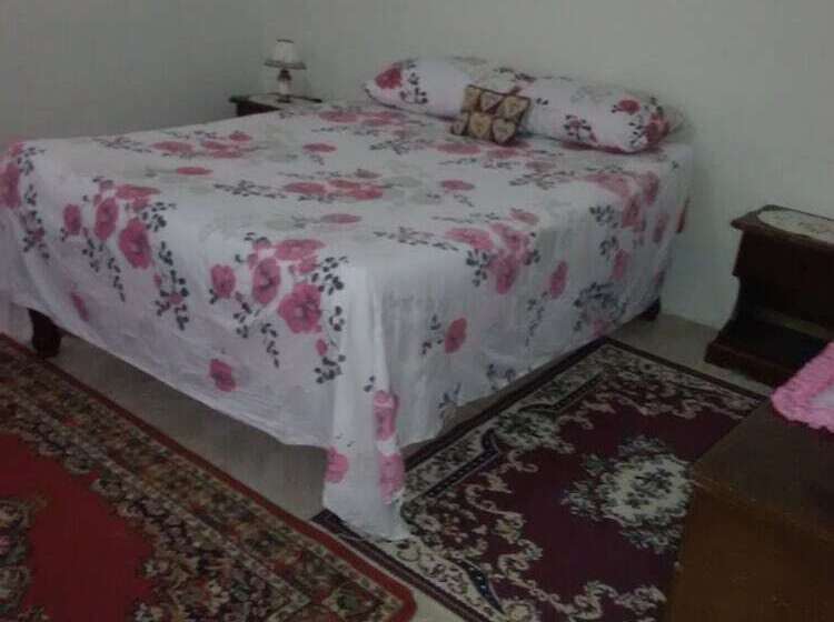 تختخواب و صبحانه East Bay Villas