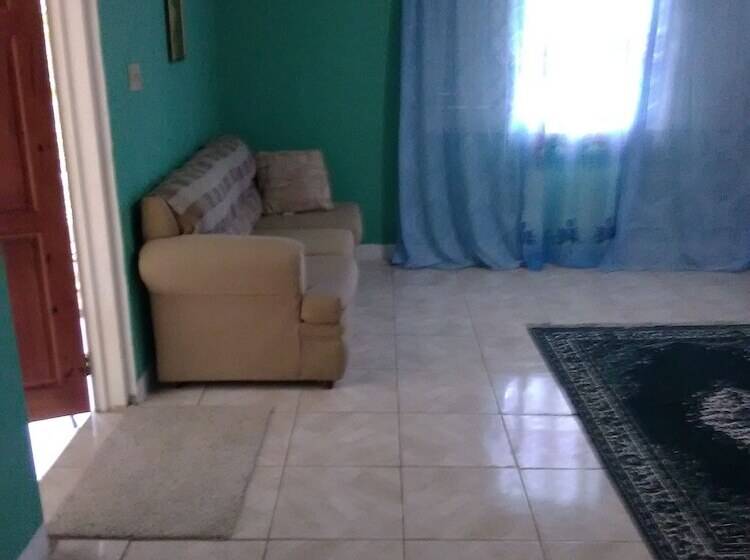 تختخواب و صبحانه East Bay Villas