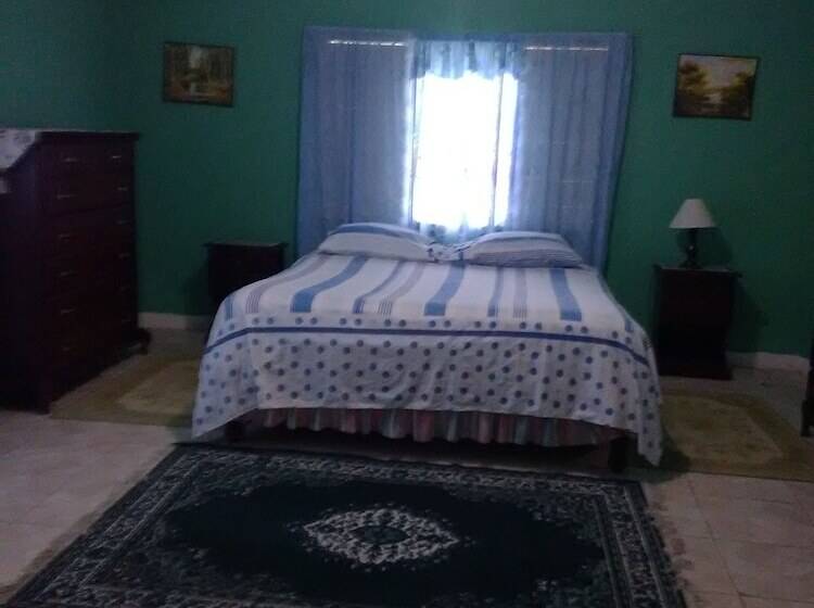 تختخواب و صبحانه East Bay Villas