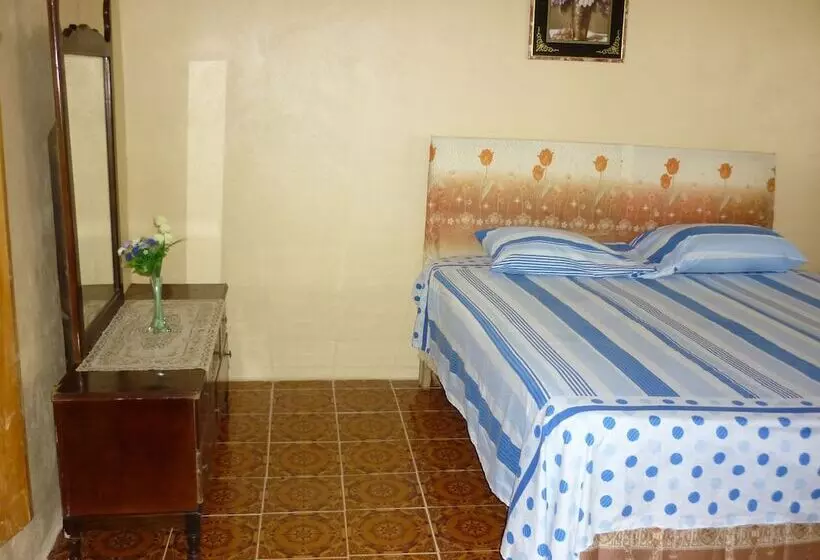 تختخواب و صبحانه East Bay Villas