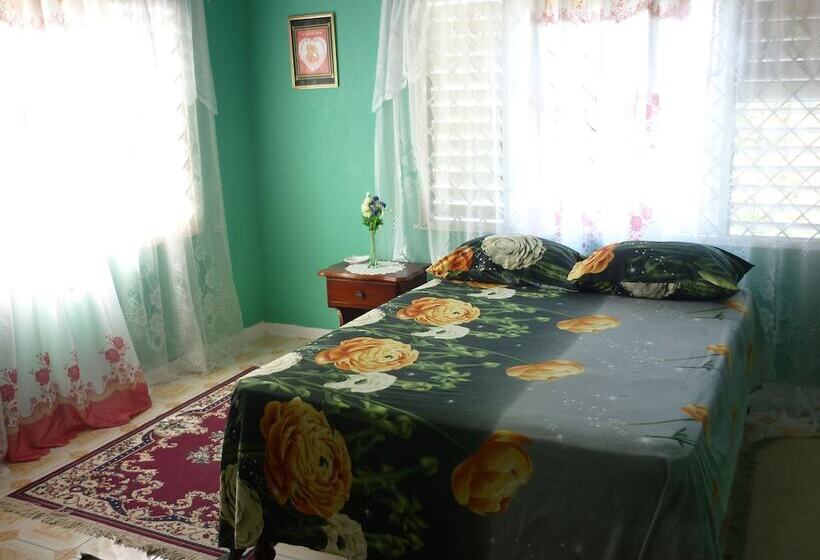 تختخواب و صبحانه East Bay Villas