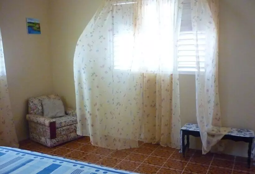 تختخواب و صبحانه East Bay Villas