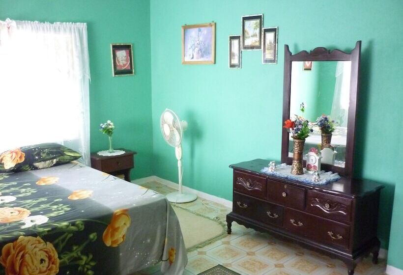 تختخواب و صبحانه East Bay Villas