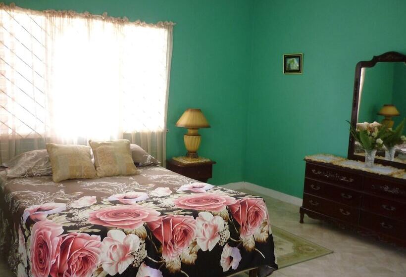 تختخواب و صبحانه East Bay Villas