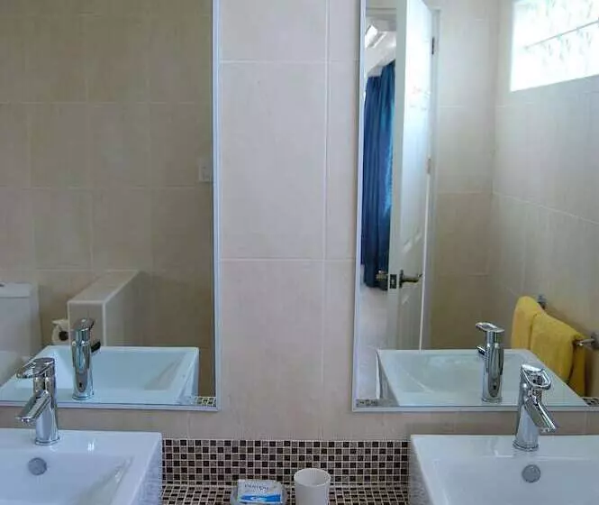 هتل Sherwood Bay Resort & Aqua Sports