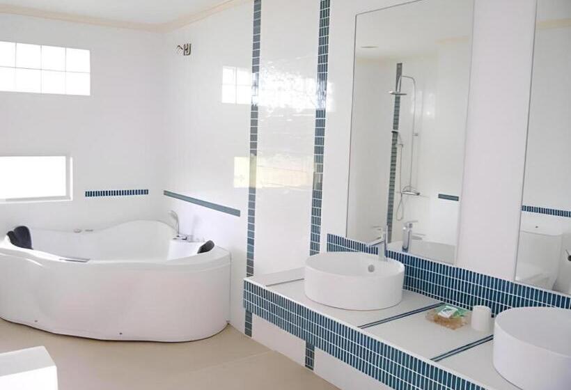 Отель Sherwood Bay Resort & Aqua Sports