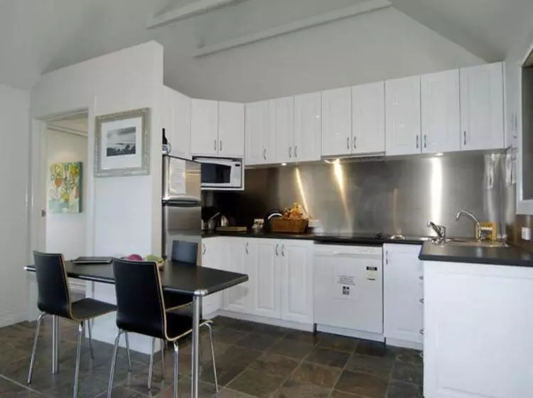 Points South By The Sea