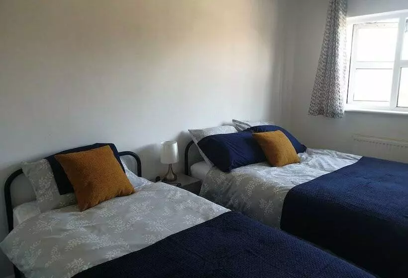 اقامتگاه 3 Bed House With Parking In Lighthorne Heath