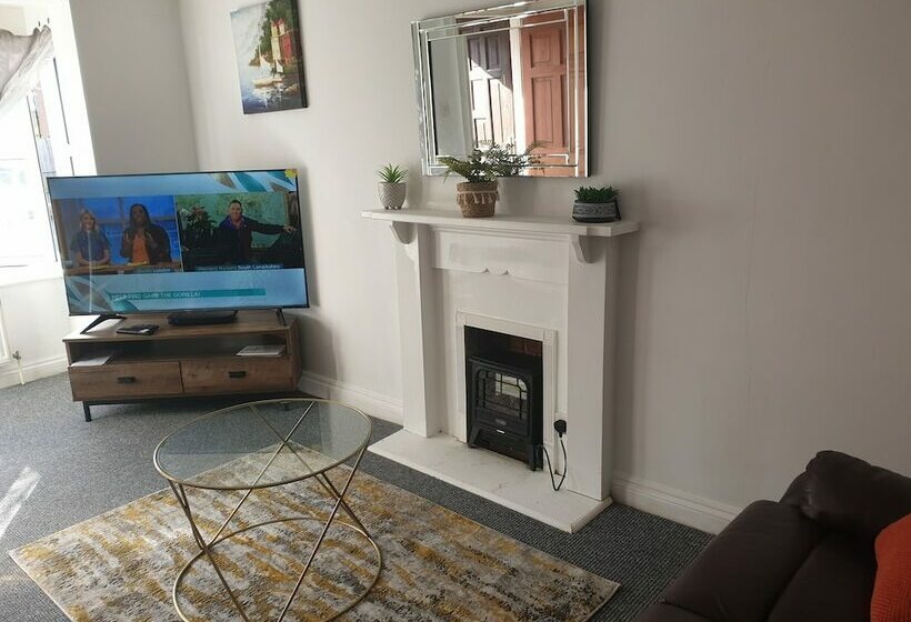 اقامتگاه 3 Bed House With Parking In Lighthorne Heath