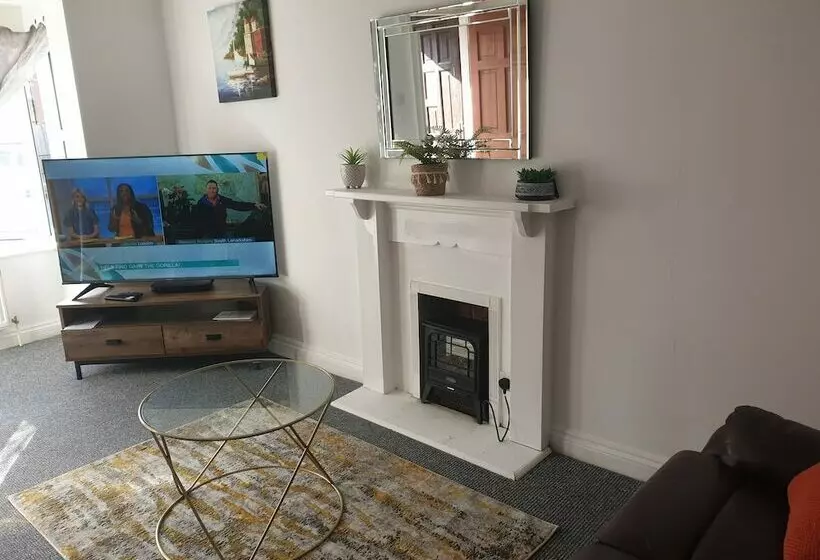 اقامتگاه 3 Bed House With Parking In Lighthorne Heath