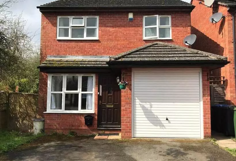 اقامتگاه 3 Bed House With Parking In Lighthorne Heath