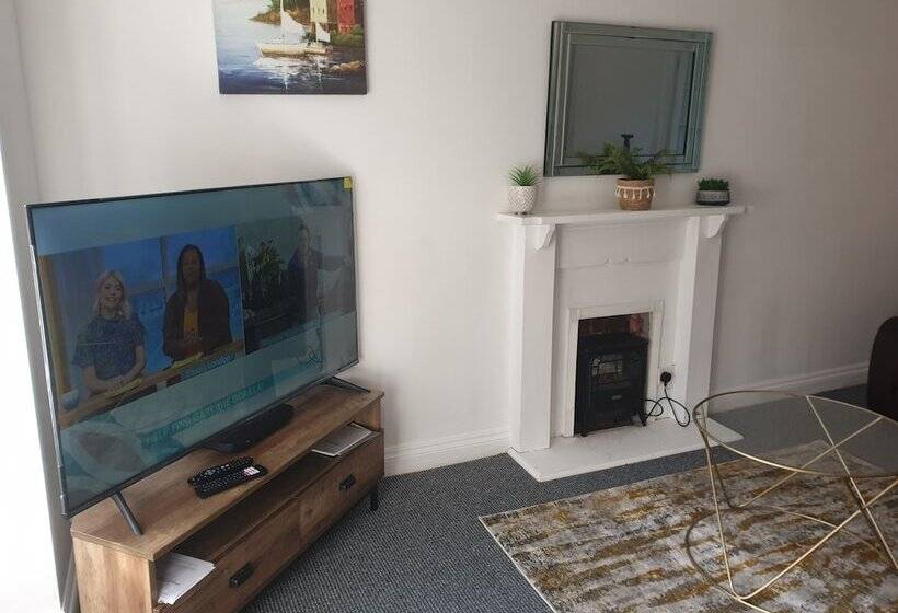 اقامتگاه 3 Bed House With Parking In Lighthorne Heath