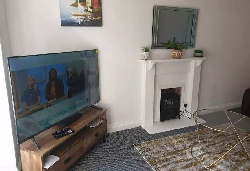 اقامتگاه 3 Bed House With Parking In Lighthorne Heath