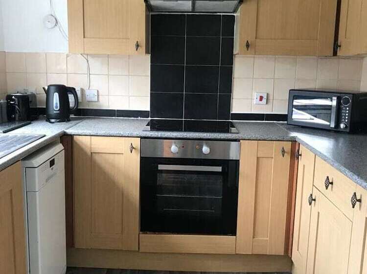 اقامتگاه 3 Bed House With Parking In Lighthorne Heath