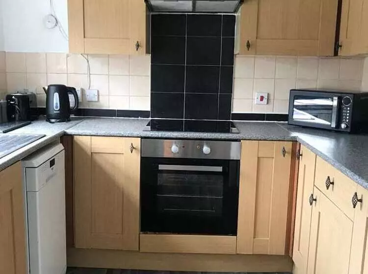 اقامتگاه 3 Bed House With Parking In Lighthorne Heath