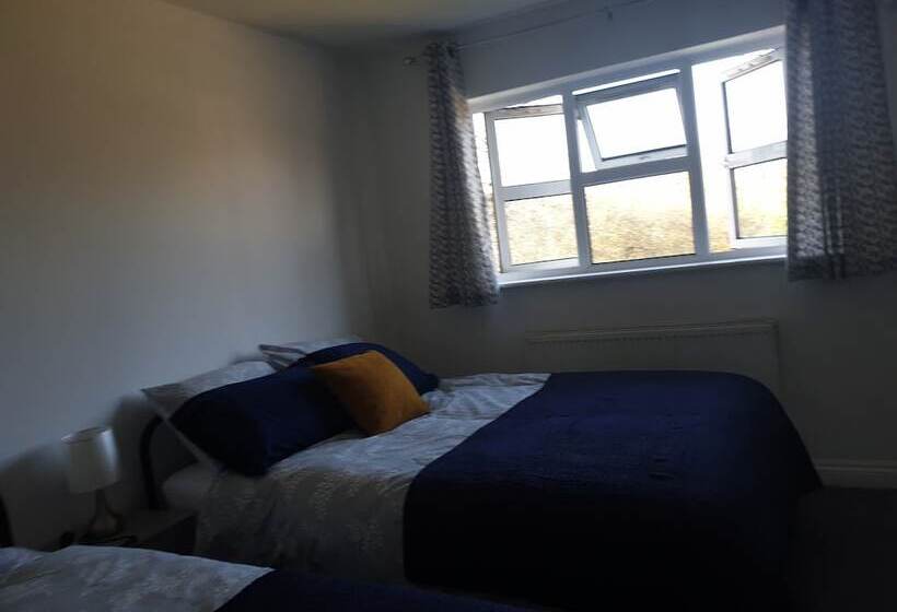 اقامتگاه 3 Bed House With Parking In Lighthorne Heath