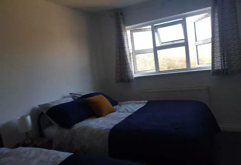 اقامتگاه 3 Bed House With Parking In Lighthorne Heath