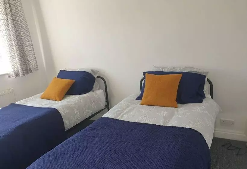 اقامتگاه 3 Bed House With Parking In Lighthorne Heath