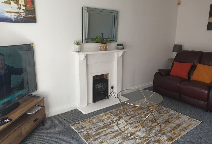 اقامتگاه 3 Bed House With Parking In Lighthorne Heath