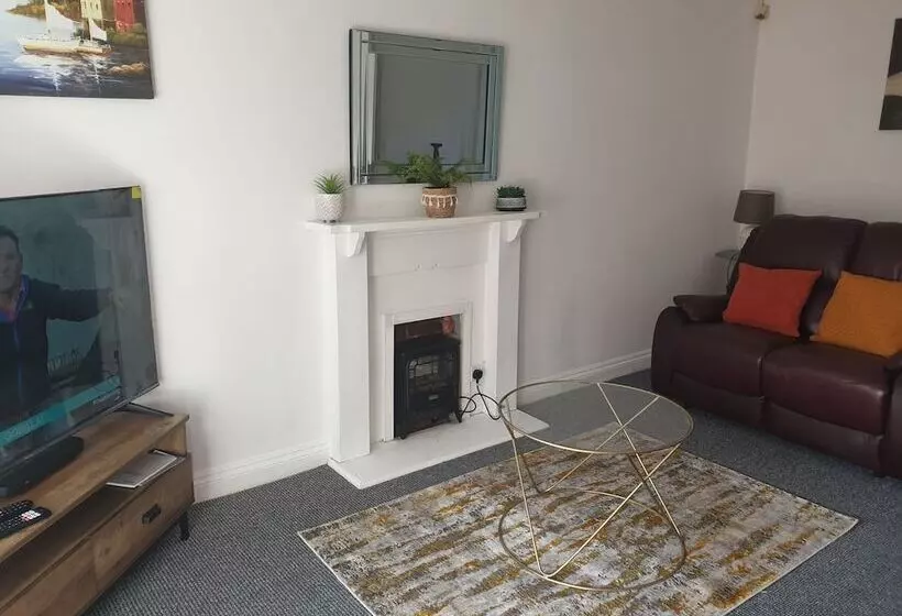 اقامتگاه 3 Bed House With Parking In Lighthorne Heath