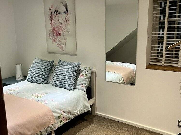 Residenza Gorgeous Cosy Home 2 Miles From Heathrow Airport