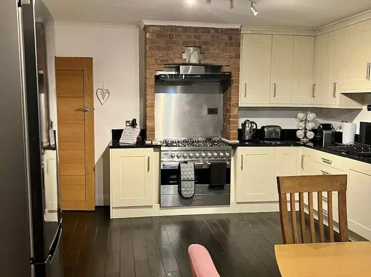 Residenssi Gorgeous Cosy Home 2 Miles From Heathrow Airport