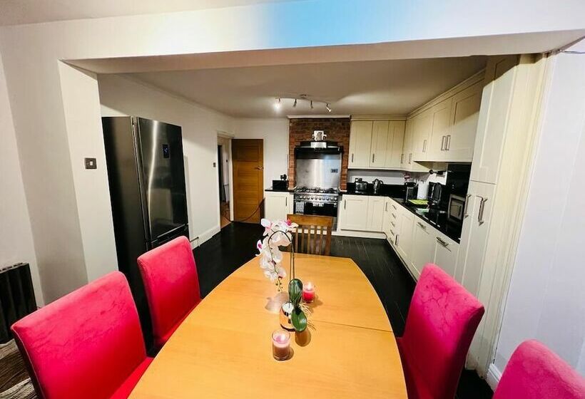 Residenza Gorgeous Cosy Home 2 Miles From Heathrow Airport