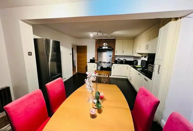 Residenssi Gorgeous Cosy Home 2 Miles From Heathrow Airport