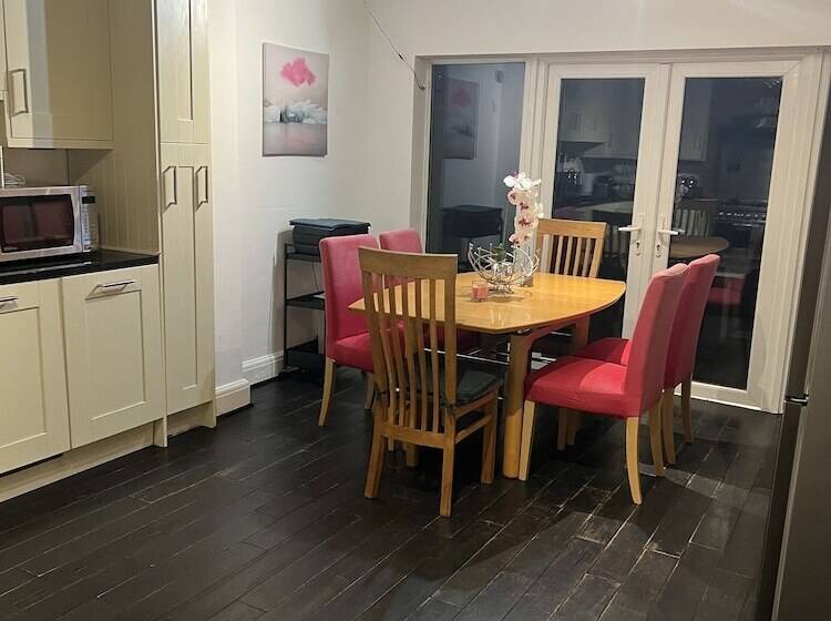Residenza Gorgeous Cosy Home 2 Miles From Heathrow Airport