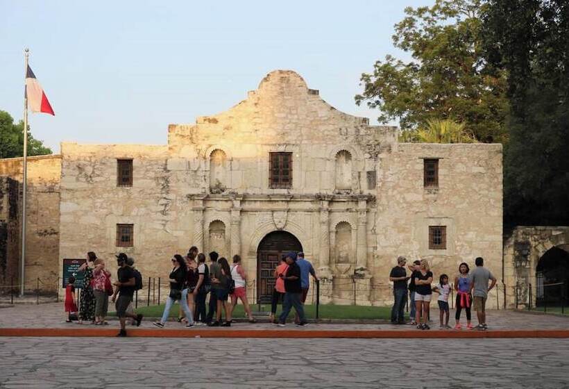 Fascinating 2br/1ba Near Festive Dt And Riverwalk