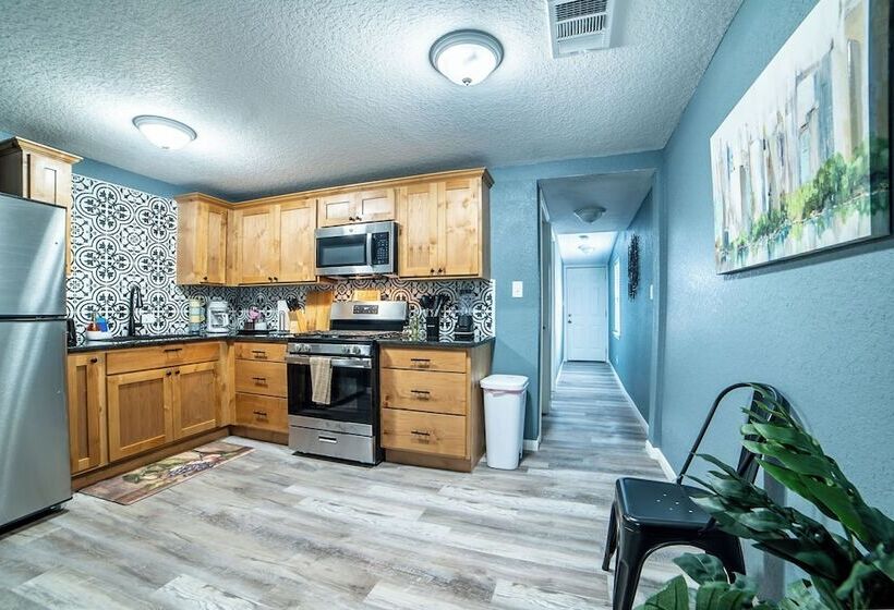 Fascinating 2br/1ba Near Festive Dt And Riverwalk