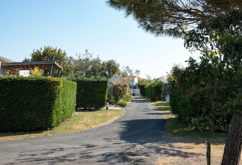 Отель Camping Les Pérouses