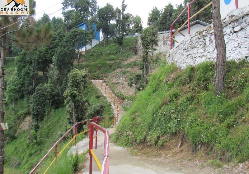 Hotelli Dev Bhoomi Camping Resort Kanatal