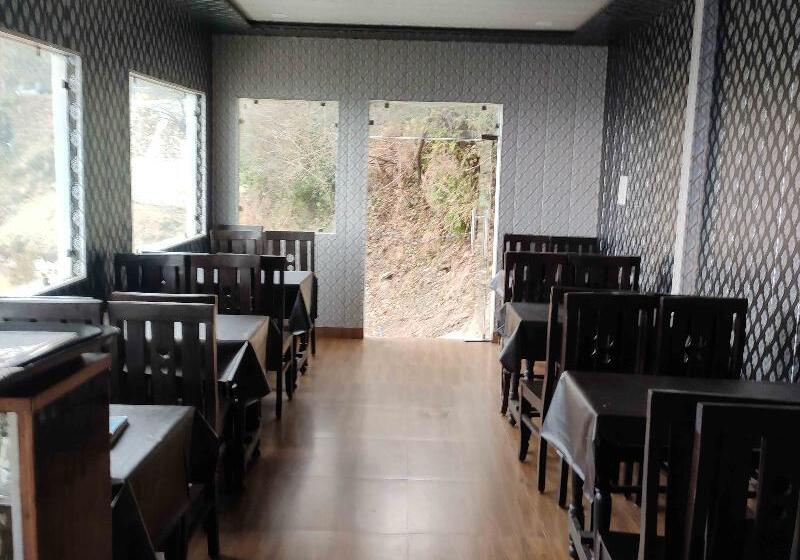 Hotelli Dev Bhoomi Camping Resort Kanatal