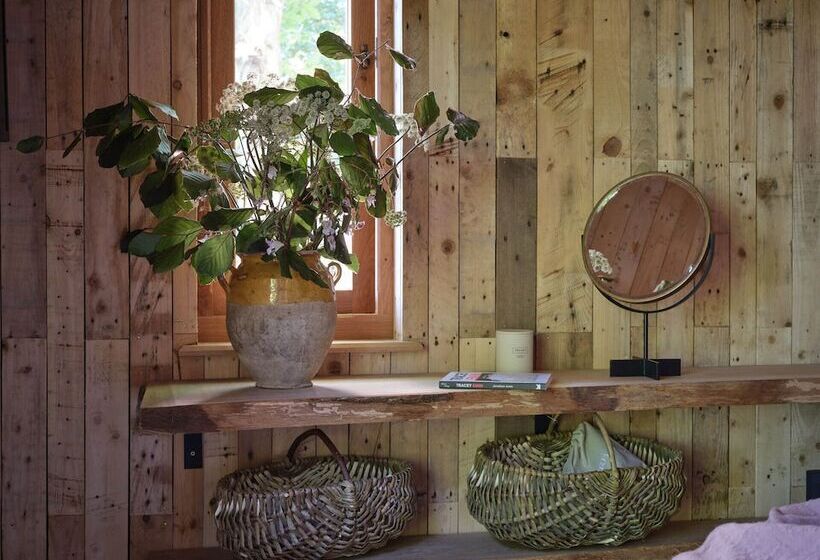 Отель Tree House Retreats