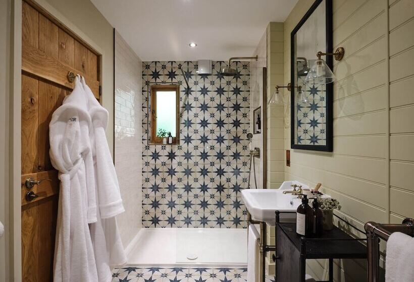 Отель Tree House Retreats