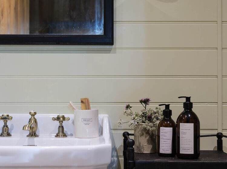 Отель Tree House Retreats