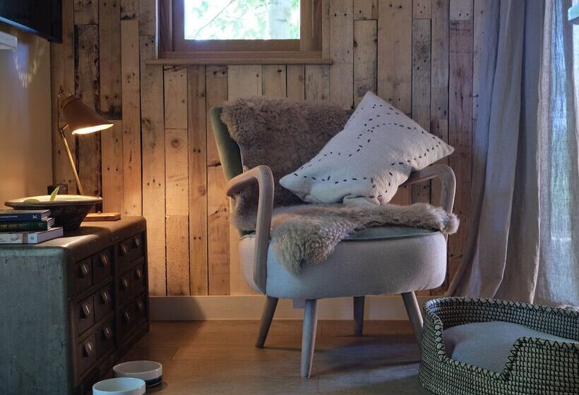 Отель Tree House Retreats