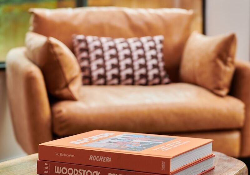 Отель Woodstock Way