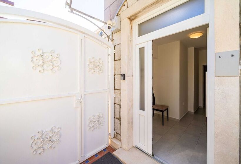 פנסיון Rooms Nina