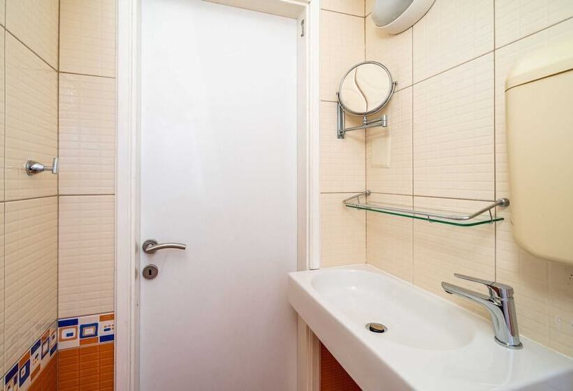 פנסיון Rooms Nina