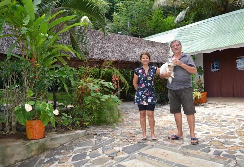 هتل Gerard Et Francine